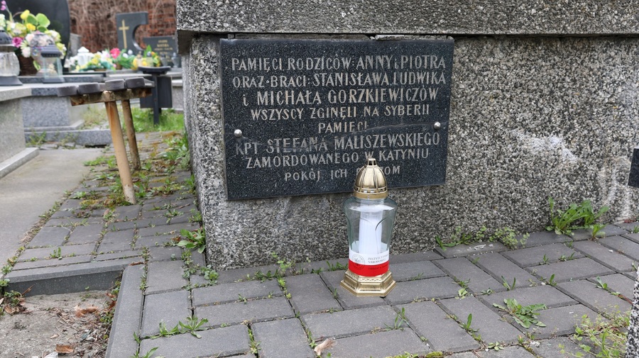 Delegacja zapaliła znicze na symbolicznych grobach ofiar Zbrodni Katyńskiej na cmentarzu Pobitno w Rzeszowie. Fot. Maria Rejman (IPN)