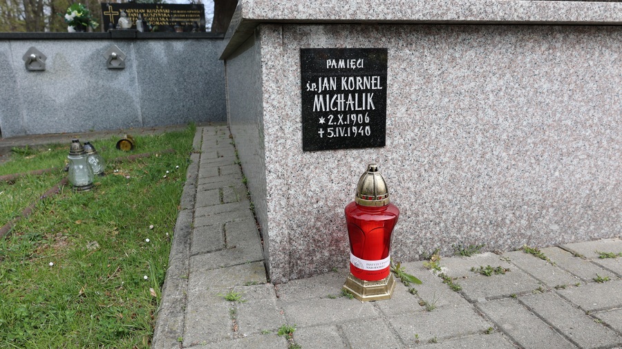 Delegacja zapaliła znicze na symbolicznych grobach ofiar Zbrodni Katyńskiej na cmentarzu Pobitno w Rzeszowie. Fot. Maria Rejman (IPN)