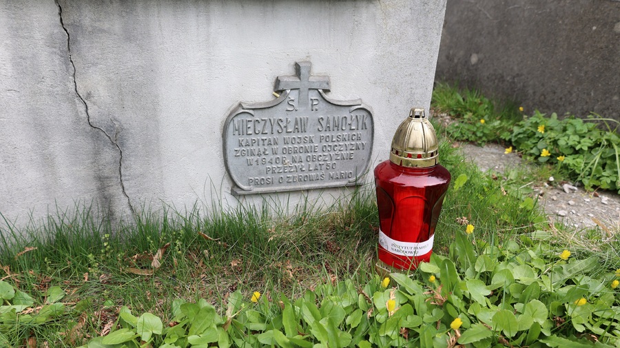 Delegacja zapaliła znicze na symbolicznych grobach ofiar Zbrodni Katyńskiej na cmentarzu Pobitno w Rzeszowie. Fot. Maria Rejman (IPN)