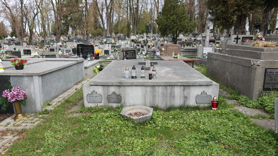 Delegacja zapaliła znicze na symbolicznych grobach ofiar Zbrodni Katyńskiej na cmentarzu Pobitno w Rzeszowie. Fot. Maria Rejman (IPN)