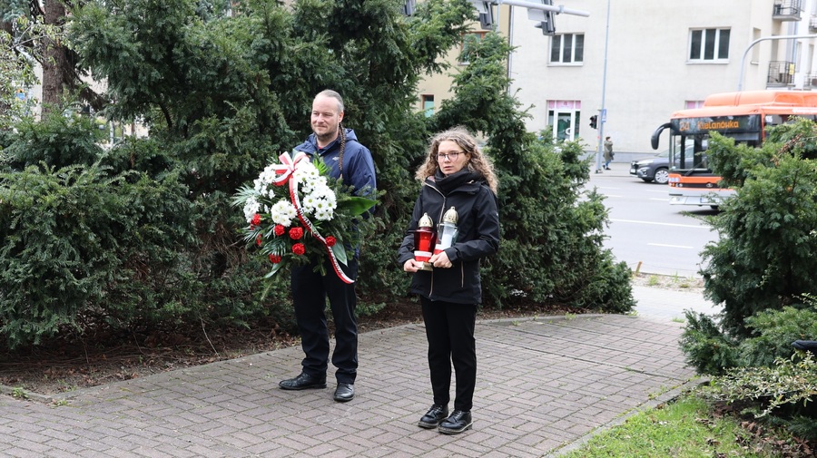 Delegacja złożyła kwiaty i znicze pod Krzyżem Ofiar Komunizmu w Rzeszowie. Fot. Maria Rejman (IPN)