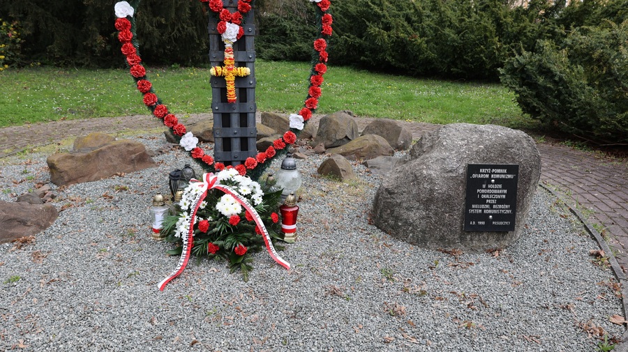 Delegacja złożyła kwiaty i znicze pod Krzyżem Ofiar Komunizmu w Rzeszowie. Fot. Maria Rejman (IPN)