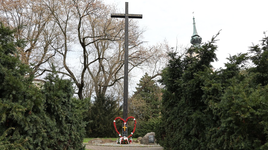 Delegacja złożyła kwiaty i znicze pod Krzyżem Ofiar Komunizmu w Rzeszowie. Fot. Maria Rejman (IPN)