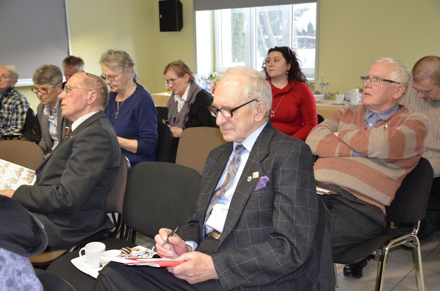 Honorowi goście spotkania Stanisław Wnorowski i Józef Batory w Klubie im. płk. Łukasza Cieplińskiego w Rzeszowie.