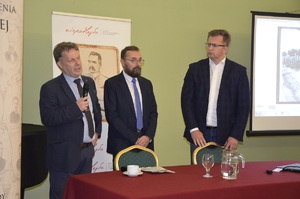Dr hab. Krzysztof Kaczmarski, dr Jerzy Kirszak i prof. dr hab. Mariusz Wołos podczas Akademii Niepodległości w Łańcucie.