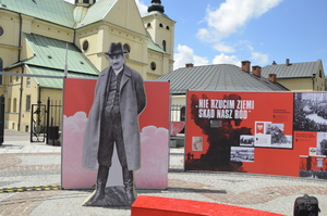 Otwarcie wystawy plenerowej „Powstała, by żyć” w 100. rocznicę odzyskania niepodległości.
