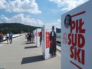 Wystawa „Ojcowie Niepodległości" prezentowana na Zaporze w Solinie.
