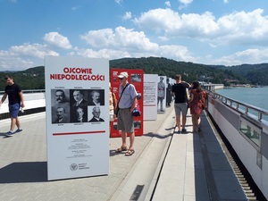 Wystawa „Ojcowie Niepodległości" prezentowana na Zaporze w Solinie.