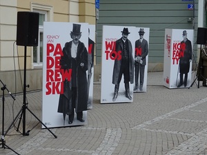 Otwarcie trzech wystaw plenerowych poświęconych 100-leciu odzyskania niepodległości w Przemyślu.