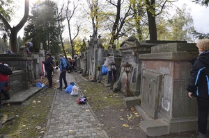 Porządkowanie polskich grobów na cmentarzu Łyczakowskim we Lwowie.