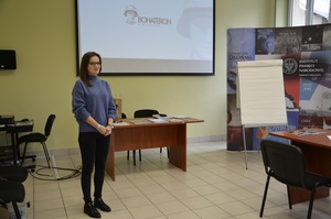 Katarzyna Kaźmierczak z Fundacji Rosa i Sensoria prowadząca warsztaty dla nauczycieli w Rzeszowie.