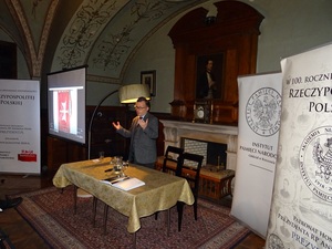Dr hab. Krzysztof Kaczmarski przedstawił wykład w „Akademii Niepodległości” w Łańcucie.