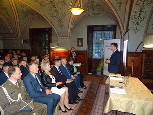 Dr Dariusz Iwaneczko - dyrektor IPN Oddział w Rzeszowie podczas otwarcia kolejnej odsłony „Akademii Niepodległości” w Łańcucie.