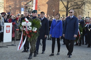 Delegacja IPN na czele z Dariuszem Iwaneczko - dyrektorem oddziału w Rzeszowie składa wieniec pod pomnikiem płk. Leopolda Lisa Kuli w 100. rocznicę Odzyskania przez Polskę Niepodległości.