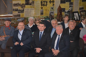 Uroczystości rocznicowe w Zespole Szkół w Bobowej z udziałem pracowników IPN Michała Kalisza i dr Jacek Magdonia.