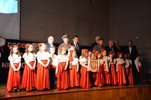 Uroczystości rocznicowe w Zespole Szkół w Bobowej z udziałem pracowników IPN Michała Kalisza i dr Jacek Magdonia.