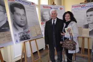 Jan Prokopowicz z córką Anna podczas otwarcia wystawy „Zapomniane ogniwo. Konspiracyjne organizacje młodzieżowe na ziemiach polskich w latach 1944/45–1956”.