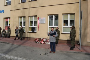 Uroczyste odsłonięcie tablicy upamiętniającej członków młodzieżowej organizacji antykomunistycznej w Mielcu.