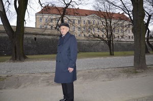 Pan Stanisław Wnorowski przed zamkiem w Rzeszowie.