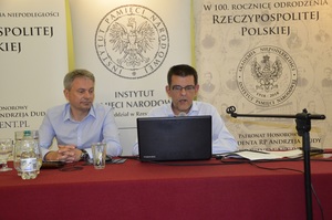 Dr Adam Pleskaczyński i dr Rafał Sierchuła prelegenci Akademii Niepodległości w Łańcucie.