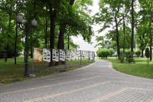 Prezentacja wystawy „Podkarpacki wrzesień 1939” w parku miejskim w Jaśle
