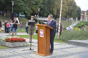 Poseł RP Wojciech Buczak czyta list marszałka Sejmu RP Marka Kuchcińskiego skierowany na uroczystości w Rzeszowie.