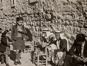 Zdjęcie z opisem na odwrocie: Fragment z życia Arabów w starej Jerozolimie, dnia 21 XII 1942 r.