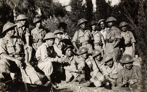 Por. Edward Czwaczka (czwarty od lewej) z żołnierzami 6 Kompanii Zaopatrzenia 5 Wileńskiej Dywizji Piechoty w Palestynie, 23 października 1943 r.