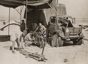 W warsztacie wojskowym w Palestynie 10 października 1943 r. Przegląd motoru przed dalszą drogą. Oznaczony krzyżykiem – por. E. Czwaczka.