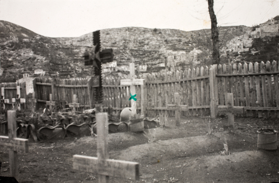 Na zdjęciu: grób ppor. Kazimierza Krupskiego na cmentarzu w Acquafondata (oznaczony krzyżykiem). Pod zdjęciem podpis: Grób ppor. KRUPSKI Kazimierza w Acquafondata. Poległ na wzgórzu St. Angelo.