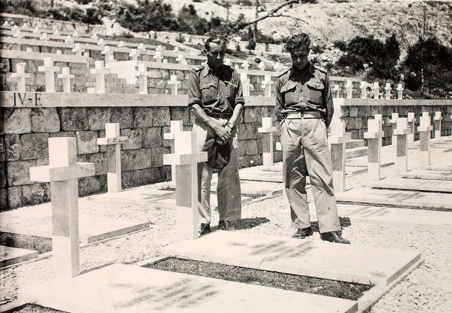 Polscy żołnierze na grobach kolegów na Polskim Cmentarzu Wojennym znajdującym się poniżej Monte Cassino. Zdjęcie wykonane po 02-09-1945 r. Pod zdjęciem podpis: Żołnierze polscy pogrążeni w rozmyślaniach na grobach swych kolegów poległych na ziemi włoskiej za Polskę.
