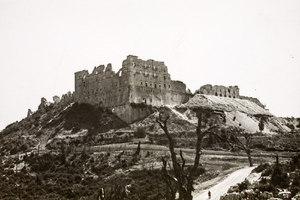 Zdjęcie z opisem na odwrocie: Widok klasztoru na Monte Cassino, po zdobyciu. Monte Cassino, maj 1945 r. Fot. W. Rogowski.