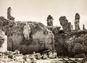 Zdjęcie z opisem na odwrocie: Ruiny klasztoru na Monte Cassino, maj 1945 r. Fot. W. Rogowski.