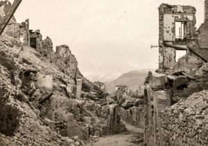 Zdjęcie z opisem na odwrocie: Jedna z ulic miasteczka Cassino po zdobyciu – tak wyglądało całe miasto, maj 1945 r.
