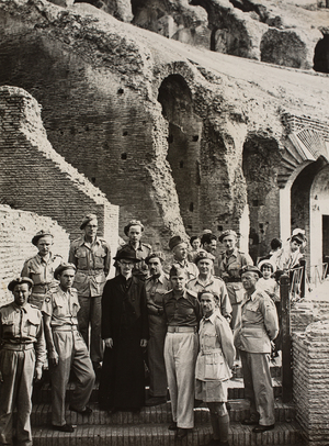 Plik 017. Żołnierze 5. Kresowej Dywizji Piechoty w rzymskim Koloseum, 12 sierpnia 1944 r. Por. Edward Czwaczka – drugi na prawo od księdza (na tym samym poziomie schodów).