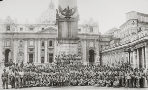 Żołnierze 5 Kresowej Dywizji Piechoty wchodzącej w skład 2 Korpusu Polskiego, stojący na Placu św. Piotra na Watykanie.