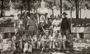 Żołnierze PSZ na Zachodzie przy pomniku (popiersiu) marszałka Józefa Piłsudskiego w Rzymie przy Alei Marszałka Piłsudskiego (Viale Maresciallo Pilsudski). Pierwszy z lewej stoi por. Edward Czwaczka, 12 sierpnia 1944 r.