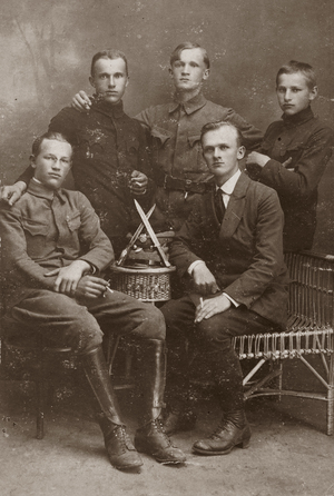Wojciech Sabat (stoi w środku) i jego brat Jan (siedzi z prawej) z kolegami. Wg przekazu rodzinnego zdjęcie zostało wykonane w 1918 lub na początku 1919 r. przed wyjazdem braci na front.