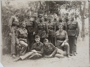 Wojciech Sabat (pierwszy z lewej) podczas szkolenia na Dywizyjnym Kurs Podchorążych Rezerwy 16 DP przy 65 Starogardzkim Pułku Piechoty w Grudziądzu, 7 VIII 1931 r.