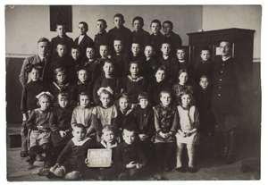 Wojciech Sabat z uczniami szkoły powszechnej w Plewnie w 1927 r.