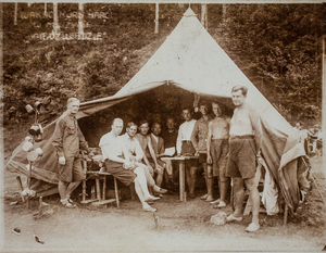 Wojciech Sabat (pierwszy z lewej) na wakacyjnym kursie harcerskim drużyny „Niedźwiedzie”, lata 30. XX w.