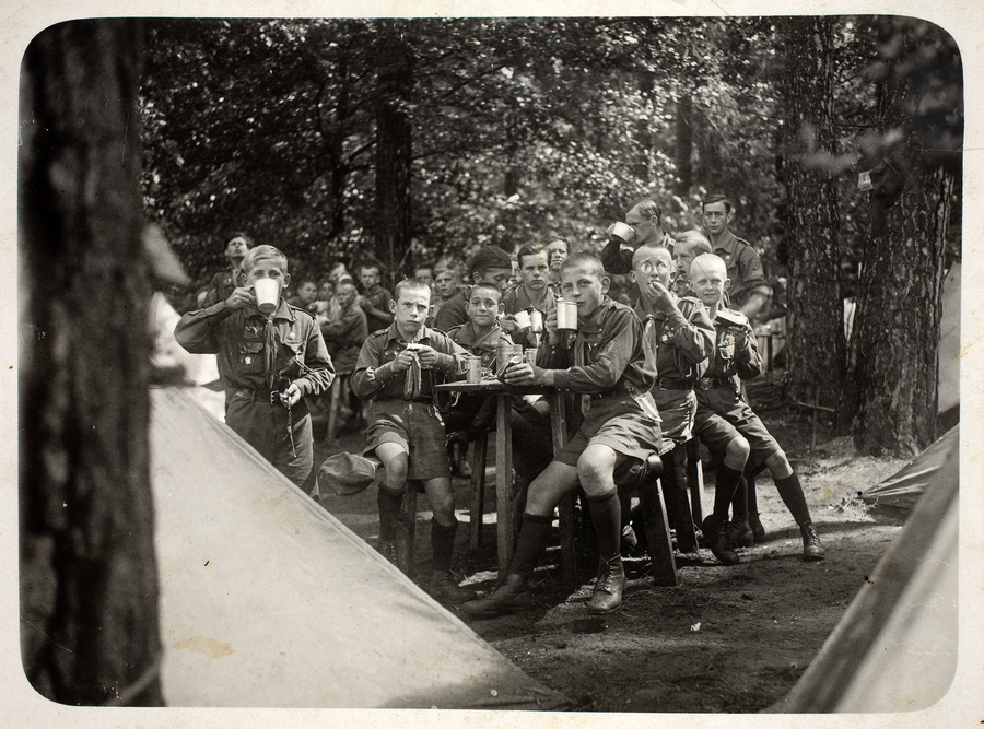Wojciech Sabat na obozie harcerskim ze swoimi podopiecznymi, lata 30. XX w.