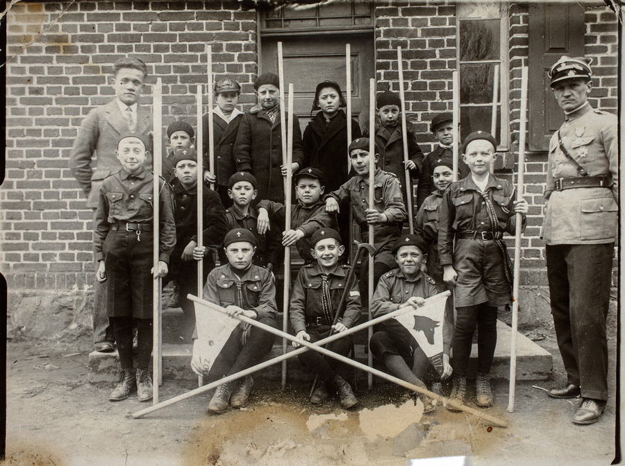 Wojciech Sabat z harcerzami przed szkołą w Rumi, lata 30. XX w.