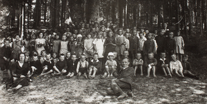 Wojciech Sabat na wycieczce z uczniami szkoły powszechnej w Rumi, lata 30. XX w.