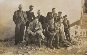 Grupa mężczyzn w terenie górskim. Drugi z prawej siedzi ppor. Władysław Jaksan (w jasnym prochowcu). Zdjęcie wykonane w Lourdes 12 marca 1940 r.