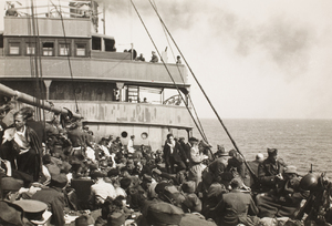 Żołnierze i osoby cywilne na statku podczas ewakuacji z Francji (z portu La Rochelle) do Wielkiej Brytanii. Na zdjęciu widoczni są żołnierze w hełmach typu francuskiego. Zdjęcie wykonane przez Władysława Jaksana po 19 czerwca 1940 r.
