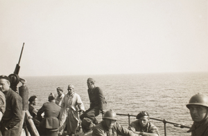 Żołnierze i osoby cywilne na statku podczas ewakuacji z Francji (z portu La Rochelle) do Wielkiej Brytanii. Na zdjęciu widoczni są żołnierze w hełmach typu francuskiego.