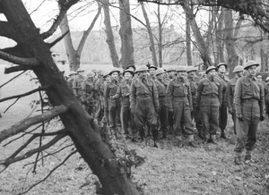 Polscy oficerowie i żołnierze ubrani w battledress-y i hełmy Mk II podczas szkolenia w nieznanej miejscowości na terenie Szkocji ok. 1941 r. Pierwszy z prawej ppłk Wincenty Kurek, komendant Centrum Wyszkolenia Piechoty w Wielkiej Brytanii.