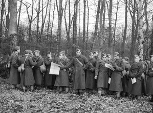 Polscy oficerowie podczas szkolenia topograficznego na terenie Szkocji ok. 1941 r. Ubrani są w płaszcze sukienne, na głowach mają furażerki typu brytyjskiego.