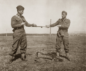 Ppor. Władysław Jaksan (z lewej strony) czyści razem z kolegą ręczny karabin maszynowy Bren. Szkocja, ok. 1941 r.